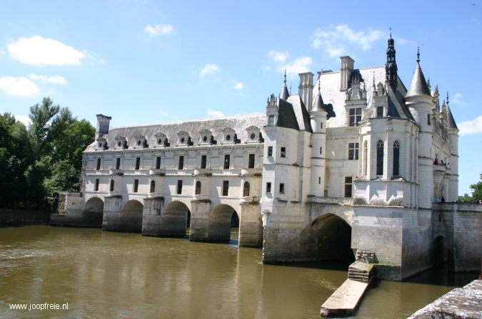 Chateau de Chenonceau, gebouwd in en over de Cher