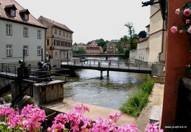 Bloemen aan de bruggen in Bamberg
