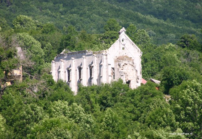 Totaal vernielde kerk in Oost-Kroati�