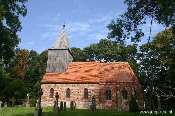 Bakstenen kerk met houten toren in Gross Zicker