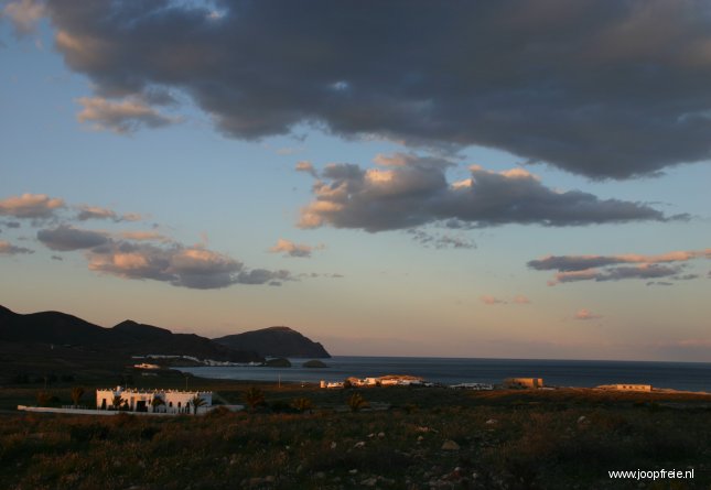 Avond valt over het Nationaal park Cabo de Gata