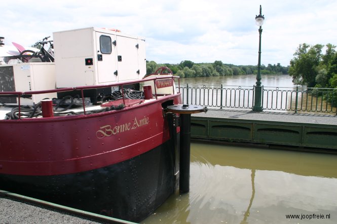 Een boot in 'Le Pont-Canal' boven de Loire