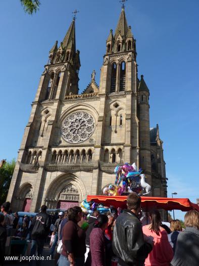 Zondagmorgen: markt voor de kerk in Moulins