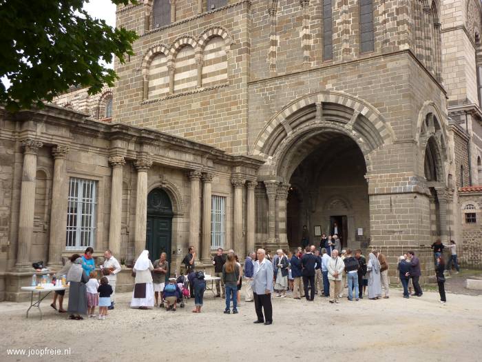 Le-Puy-en-Velay: kerk gaat uit